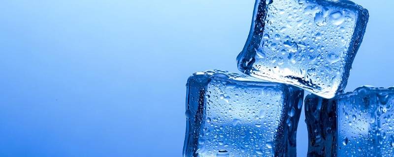 把冰块放入水中会出现的现象是什么 把冰块放入水中会出现的现象是什么
