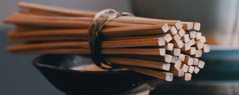 筷子第一次使用应该怎么清洗（第一次筷子怎么清洗木筷子）