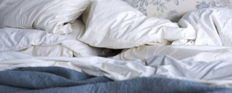 房间被子潮湿什么原因（屋里被子潮湿）