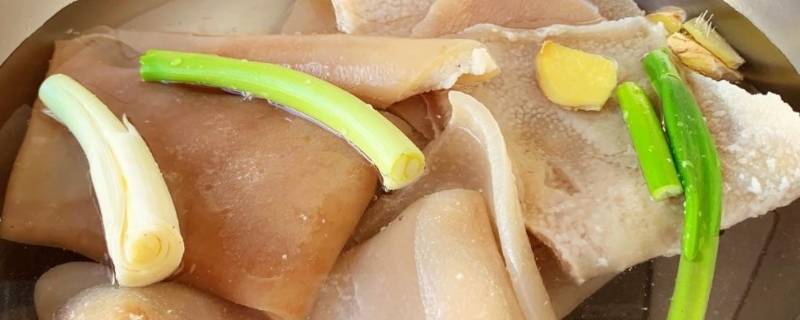 煮肉皮冷水还是开水（煮肉皮用热水还是冷水）
