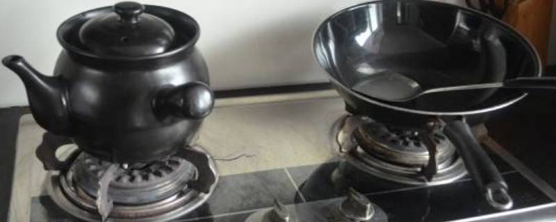 煤气灶左边不能炒菜为什么 燃气灶左边不能炒菜为什么
