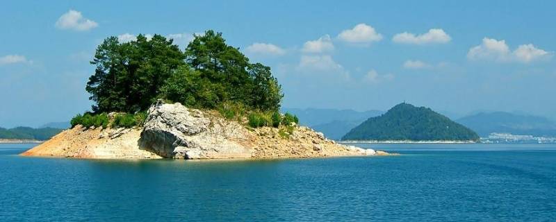 西沙群岛的海水呈现什么的特点（西沙群岛的海水呈现什么的特点具体表现在什么地方）