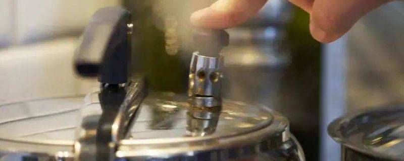 高压锅把手处小孔一直漏气还能用吗（高压锅把手小孔冒气）