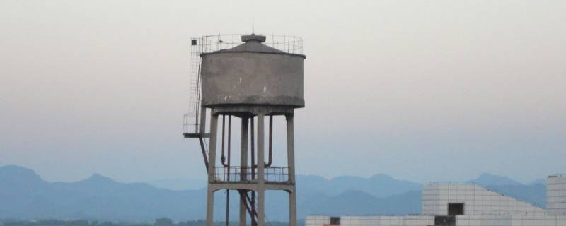 水塔装满水为什么水压还小 水塔的水放空后水压变小