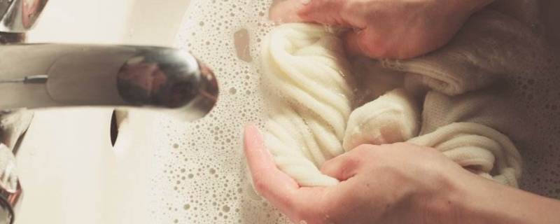 衣服洗完有白色絮状物咋去除（洗出来白色絮状物）