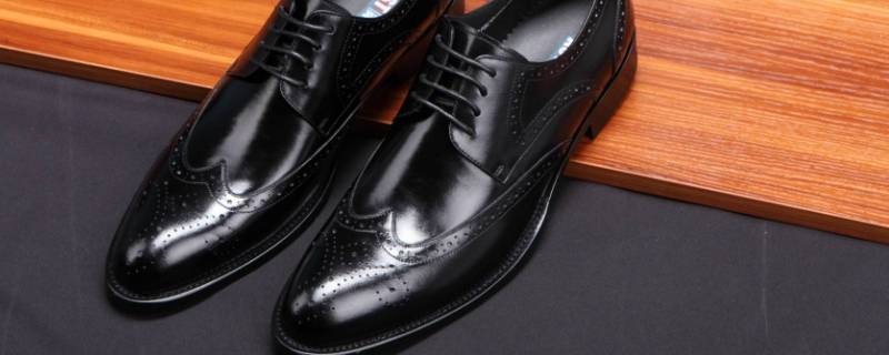 酒精擦皮鞋皮子白了怎么办（皮鞋被酒精弄到发白了怎么补救）