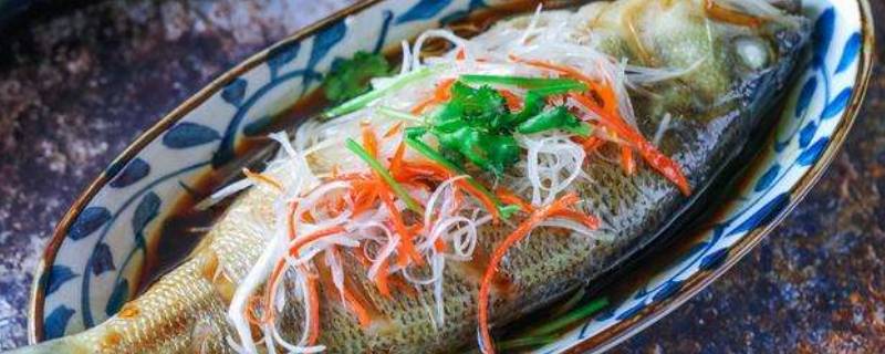 蒸鱼凉水放还是热水放（清蒸鱼热水放还是凉水放）