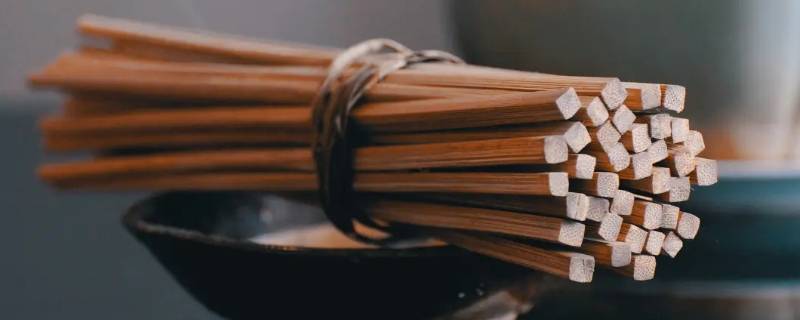 怎么用筷子（怎么用筷子搭一个桥）