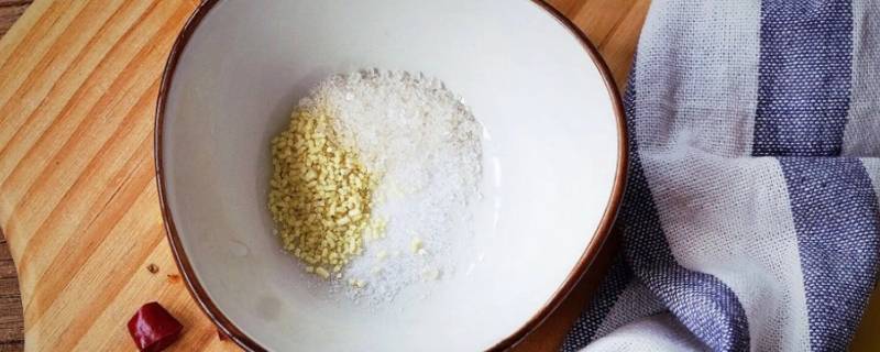 鸡精是什么（鸡精是什么原料做成的）