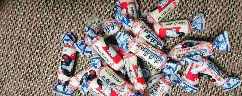 大白兔奶糖为什么有的软有的硬（大白兔奶糖为什么有的软有的硬的）