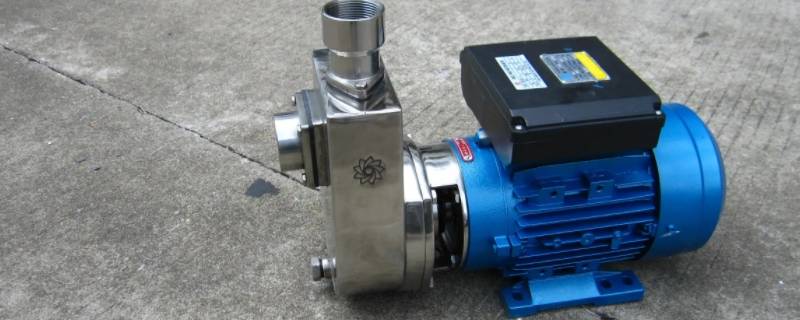 农村水井用自吸泵还是潜水泵（家用抽井水用潜水泵好还是自吸泵）