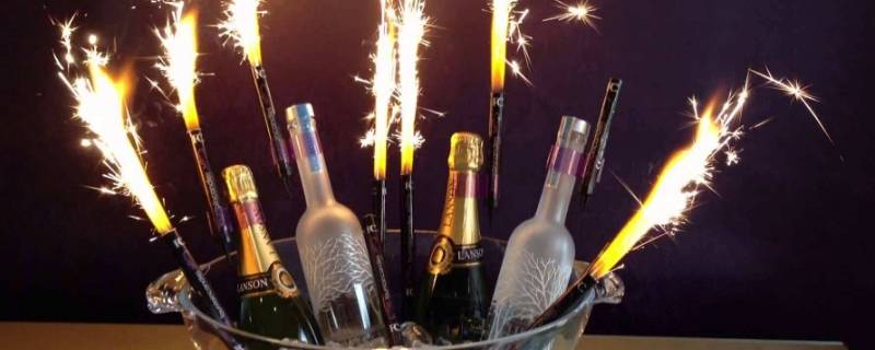 烟花蜡烛怎么点燃（心形烟花蜡烛怎么点燃）