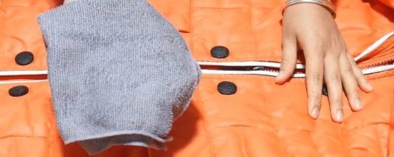 羽绒服脏了用什么擦干净 羽绒服脏了用什么擦干净用什么兑水擦干净
