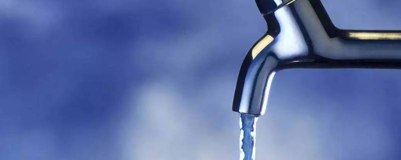 自来水放桶里多久不能喝（自来水在桶里放久了还能喝吗）