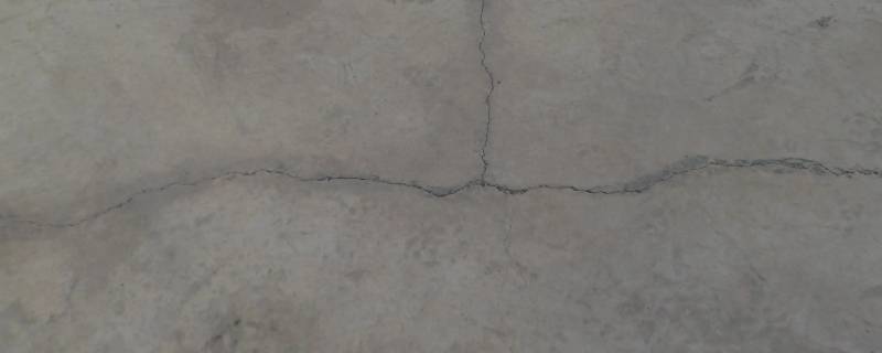 为什么水泥地受热会爆炸（水泥地遇高温会爆炸）