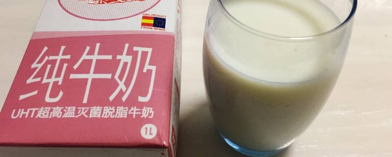 牛奶带包装一起在热水里加热会怎样（把牛奶带包装放热水里）