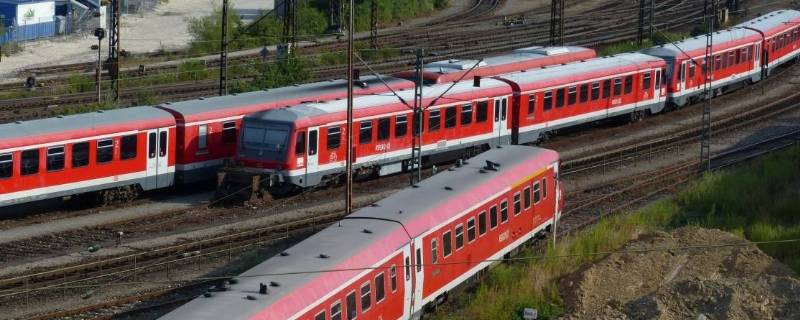 火车几点关灯开灯（火车晚上的灯几点关）