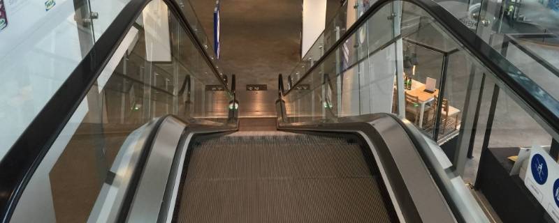 坐电梯应该靠哪边站立 坐电梯站在什么位置最好上