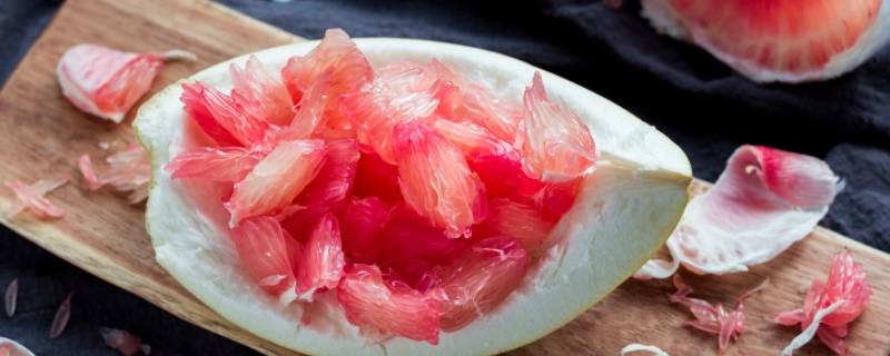 柚子里面发黄是怎么回事（柚子是黄色的怎么回事）