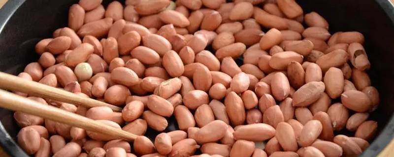 花生皮怎么快速去掉（泡过的花生皮怎么快速去掉）