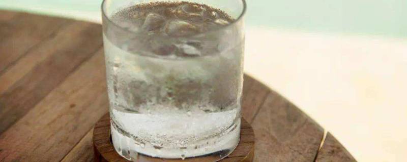 盐水和糖水放在冰箱里谁先结冰（白糖水盐水放入冰箱谁先冻成冰块）