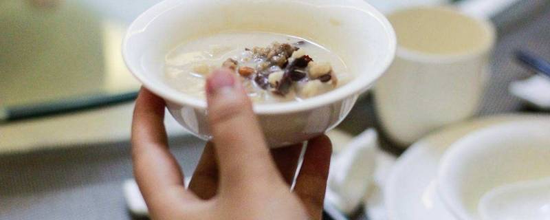 吃饭端碗有什么讲究吗（用手端碗吃饭有讲究吗）