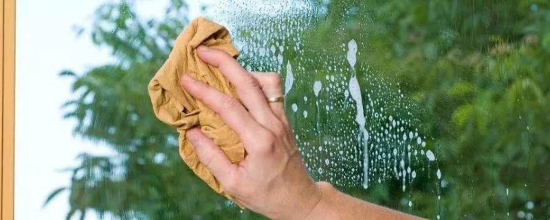 除了报纸还有什么擦玻璃干净(为什么报纸擦玻璃能擦干净)