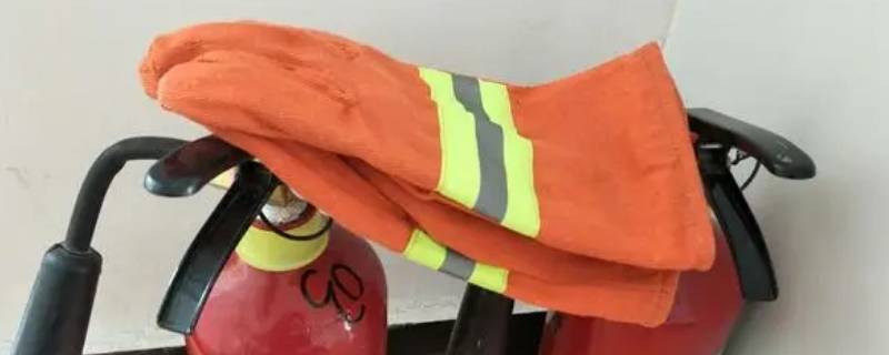 二氧化碳灭火器为什么要戴手套 二氧化碳灭火器为什么要戴手套灭火呢