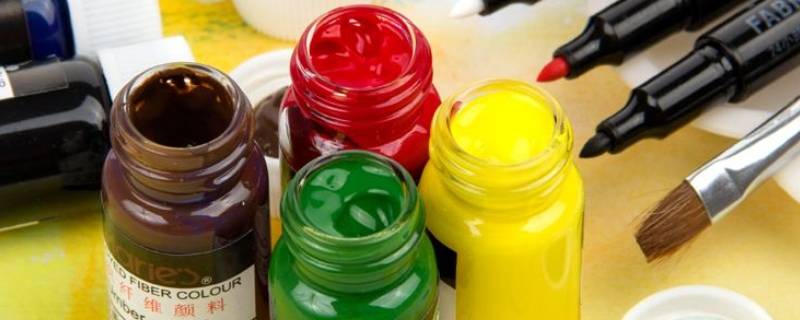 黑板上的丙烯颜料用什么洗掉 黑板上干掉的丙烯颜料怎么洗