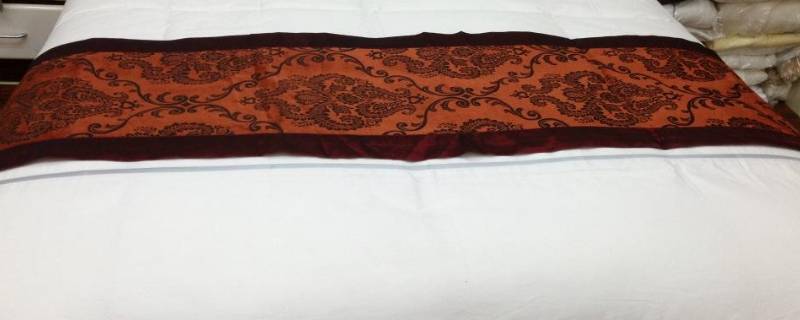 酒店床上的那块布是干什么用的 酒店床上的那块布是干什么用的?