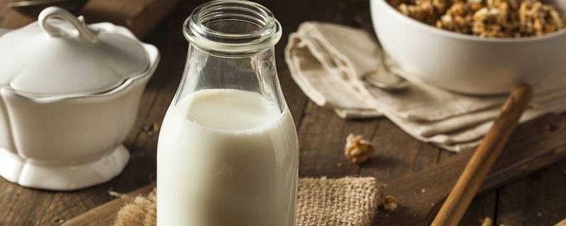 纯牛奶可以放热水里加热吗 纯牛奶可以放热水里面加热吗