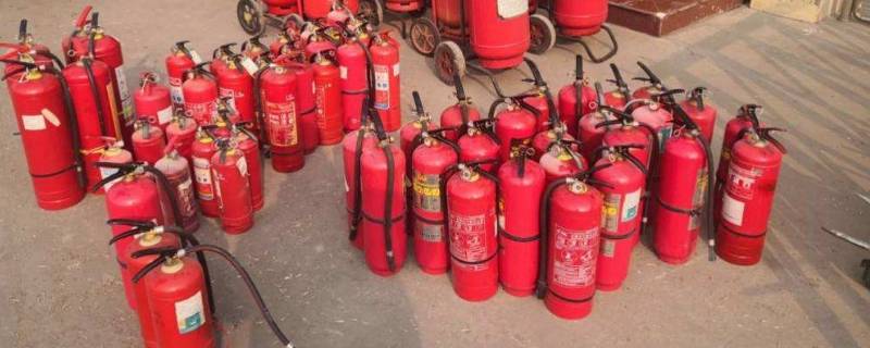 扑救汽油火灾可选用什么灭火器（扑救汽油、煤油、柴油和木材等引起的火灾）