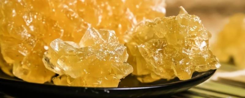 单晶冰糖和黄冰糖有什么区别（黄糖冰糖和单晶冰糖的区别）