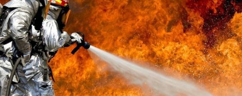 发生火灾时黄绿色的烟雾表示什么（火灾浓烟颜色）