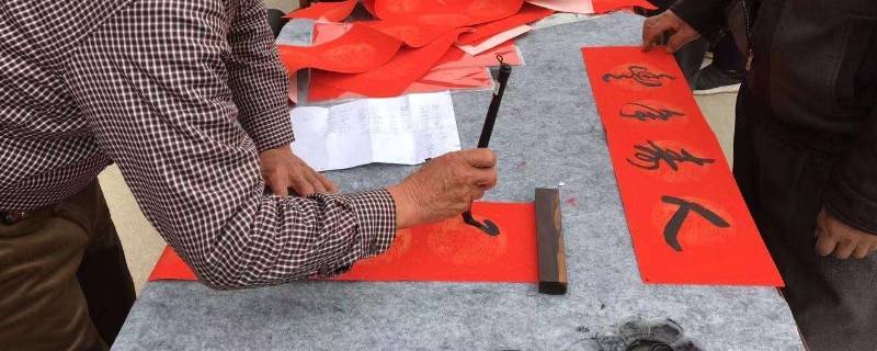 一般家里的对联什么尺寸（一般家门的对联尺寸）