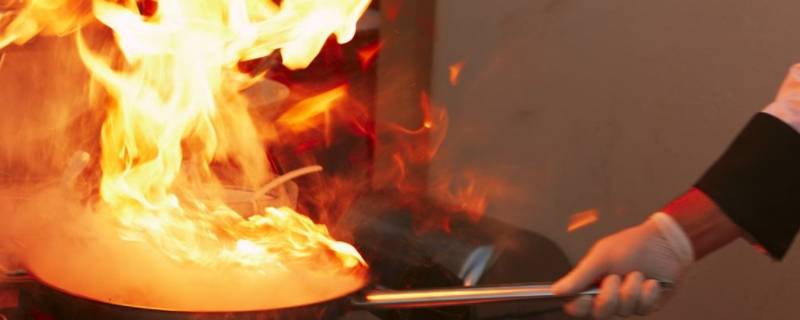 厨房着火的正确灭火方式（厨房着火怎么灭）