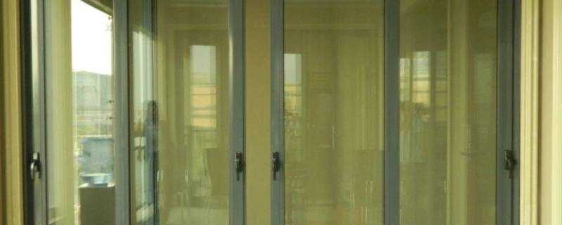 铝合金门上的粘胶怎么弄掉（铝合金门窗上面的胶怎么去除）