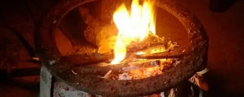 为什么不能在水泥地上烤火（水泥地面可以烤火吗）