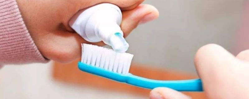 牙膏绿标和蓝标的区别（牙膏蓝标和绿标什么区别）