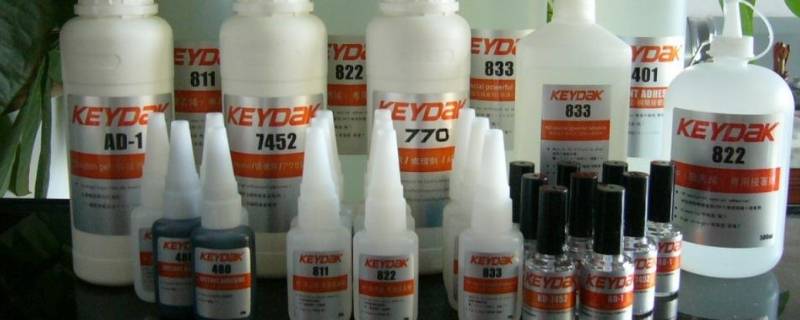 油性胶水粘手上用什么洗（胶水粘手上用什么清洗）