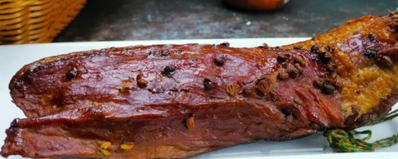 腊肉外面一层白色的还能吃吗（腊肉外面长白色的）