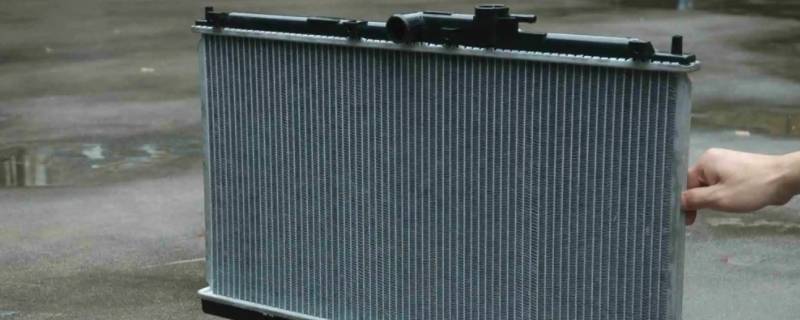 小拦车杆把水箱碰烂了