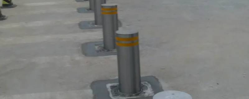 服装店外立桩行人摔倒需要赔偿吗