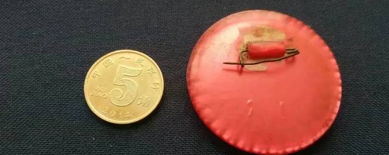 老式别针像章的戴法 戴袖章不用别针