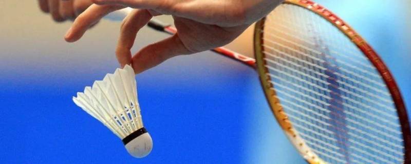 羽毛球发球要去网前吗 羽毛球可以站在网前接发球吗?