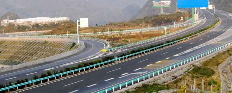 高速封应急车道用什么封（高速公路封路可以走应急车道吗）