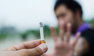 初中小孩抽烟不上学 初中孩子抽烟