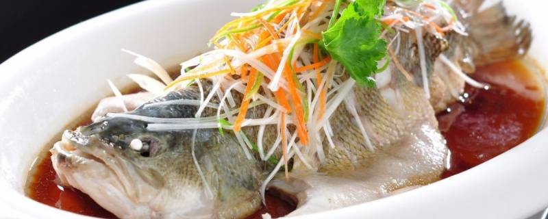 清蒸鲈鱼趴着怎么改刀（清蒸鲈鱼怎么改刀好看窍门）