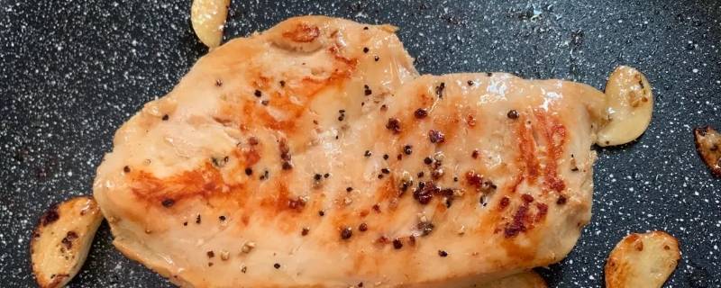 香煎鸡胸肉的热量（油煎鸡胸肉的热量）