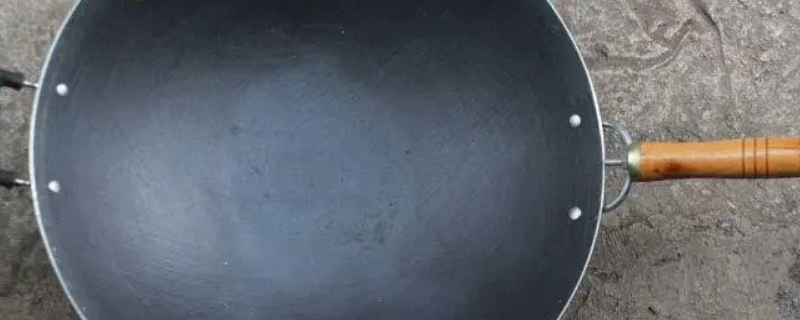 铁锅颜色发蓝怎么解决（铁锅锅底发蓝怎么处理）